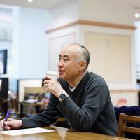 行きつけのカフェで仕事する脚本家の遊川和彦さん＝東京都品川区で２０２０年２月１５日、吉田航太撮影