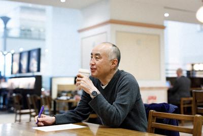 行きつけのカフェで仕事する脚本家の遊川和彦さん＝東京都品川区で２０２０年２月１５日、吉田航太撮影
