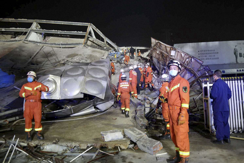 6階建てビルの倒壊現場=中国福建省泉州市鯉城区で7日、AP