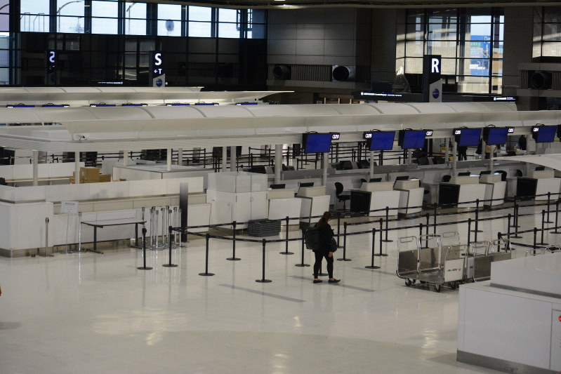 閑散としている国際線のチェックインカウンター=成田空港で2020年3月5日、中村宰和撮影
