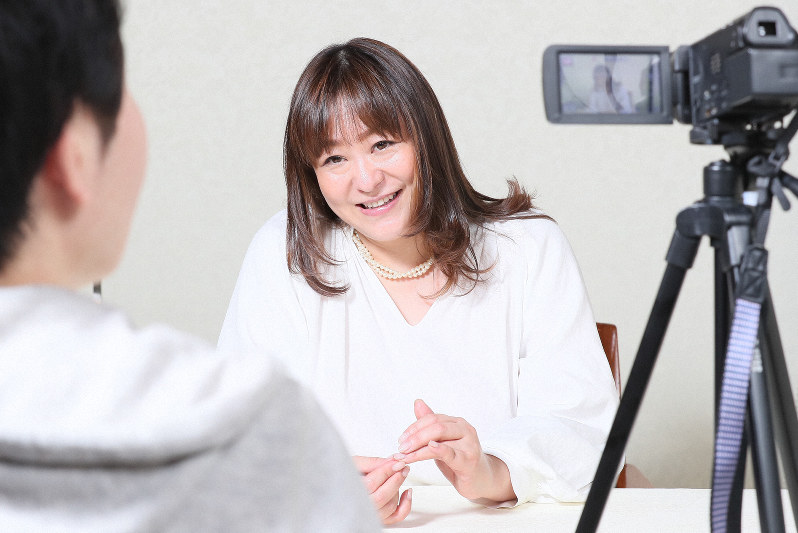 ドキュメンタリーの撮影に応じる森崎めぐみさん=東京都内で2020年2月19日、玉城達郎撮影