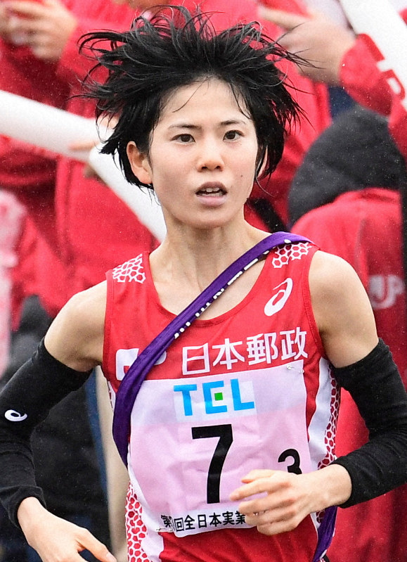 全日本実業団対抗女子駅伝の3区でトップを走る日本郵政グループの鈴木亜由子=宮城県塩釜市で2019年11月24日、滝川大貴撮影