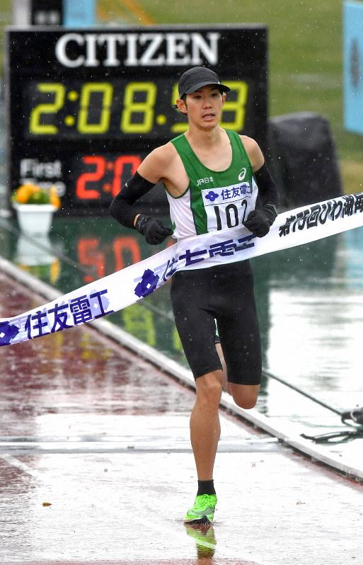 日本選手1位でフィニッシュする作田直也=大津市の皇子山陸上競技場で2020年3月8日、小松雄介撮影