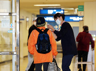 通常診療が再開された済生会有田病院で検温を受ける利用者（左）＝和歌山県湯浅町で2020年3月4日午前8時53分、幾島健太郎撮影