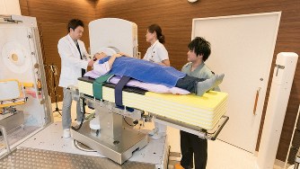 BNCTの治療の様子。奥が広瀬診療所長=南東北BNCT研究センター提供