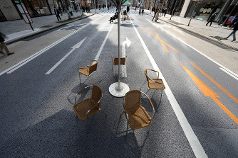 新型コロナウイルスの感染拡大の影響でいつもに比べ人通りの少ない銀座の歩行者天国=東京都中央区で2020年2月29日、喜屋武真之介撮影