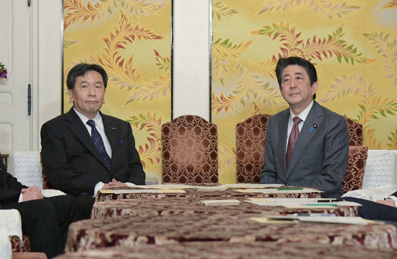 党首会談に臨む安倍晋三首相(右)と立憲民主党の枝野幸男代表=国会内で2020年(令和2年)3月4日、川田雅浩撮影