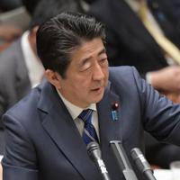 参院予算委員会で新型コロナウイルスによる肺炎の感染拡大への対応策や検査体制などについて答弁する安倍晋三首相＝国会内で2020年3月2日、川田雅浩撮影