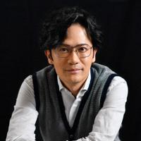 ポーズをとる俳優の稲垣吾郎さん＝大阪市中央区で、猪飼健史撮影