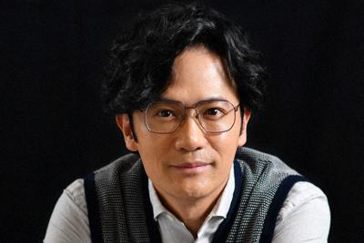 ポーズをとる俳優の稲垣吾郎さん＝大阪市中央区で、猪飼健史撮影