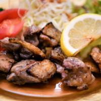 かむほどに口の中でうまみが広がる天草大王のもも肉の塩焼き