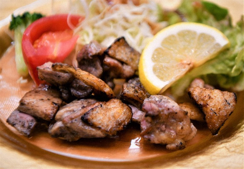 かむほどに口の中でうまみが広がる天草大王のもも肉の塩焼き
