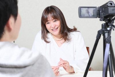 ドキュメンタリー映画の撮影に応じる森崎めぐみさん＝東京都内で、玉城達郎撮影