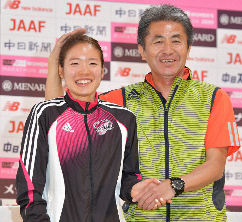 名古屋ウィメンズマラソンで優勝し、ワコールの永山監督(右)と笑顔で握手する一山=名古屋市東区で2020年3月8日午後2時42分、兵藤公治撮影