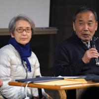 トークイベントで参加者らの質問に答える(左から)写真家の都築響一さん、エッセイストの吉本由美さん、作家の村上春樹さん=熊本市中央区で2020年2月22日、津村豊和撮影