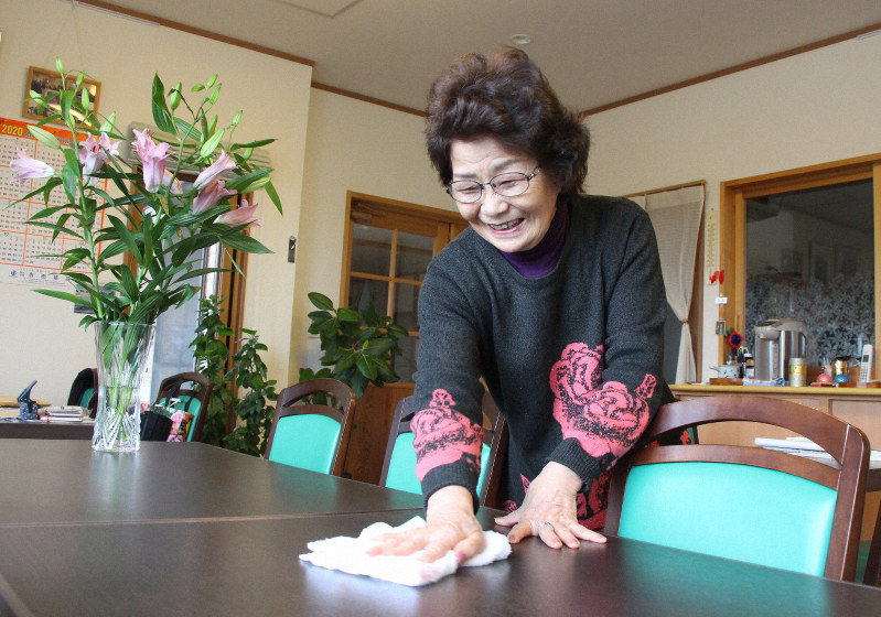 食堂のテーブルを拭く「ペンション福田」の吉田弥津子さん=岩手県陸前高田市竹駒町で8日、藤井朋子撮影