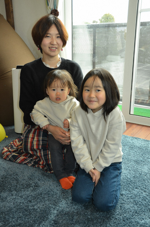 「今の私は理想に近付いています」と語る高山小百合さん(左)=松本市島内で2020年3月5日午前11時29分、錦織祐一撮影