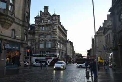 世界文化遺産にも登録されているエディンバラの旧市街の街並み＝イギリス・スコットランドで２０２０年、服部正法撮影