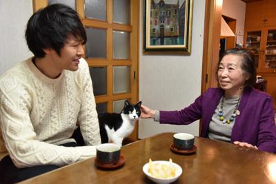 「ひとつ屋根の下」で暮らす小野寺加代子さん(右)と柳澤直孝さん=東京都文京区で、筆者撮影