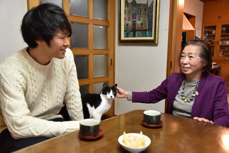 「ひとつ屋根の下」で暮らす小野寺加代子さん(右)と柳澤直孝さん=東京都文京区で、筆者撮影