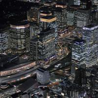 1964年東京オリンピックの聖火が到着した都庁舎があった場所には現在、東京国際フォーラム(左下)が建つ=2月27日、本社ヘリから手塚耕一郎撮影