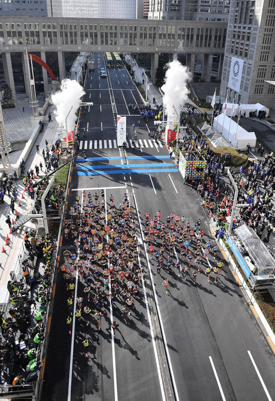 都庁前から一斉にスタートを切るランナー=東京都新宿区で1日(代表撮影)