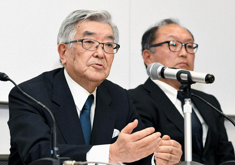 プロ野球12球団代表者会議を終え、記者会見で開幕延期を発表するプロ野球の斉藤惇コミッショナー(左)。右は巨人の今村司球団社長=竹内紀臣撮影