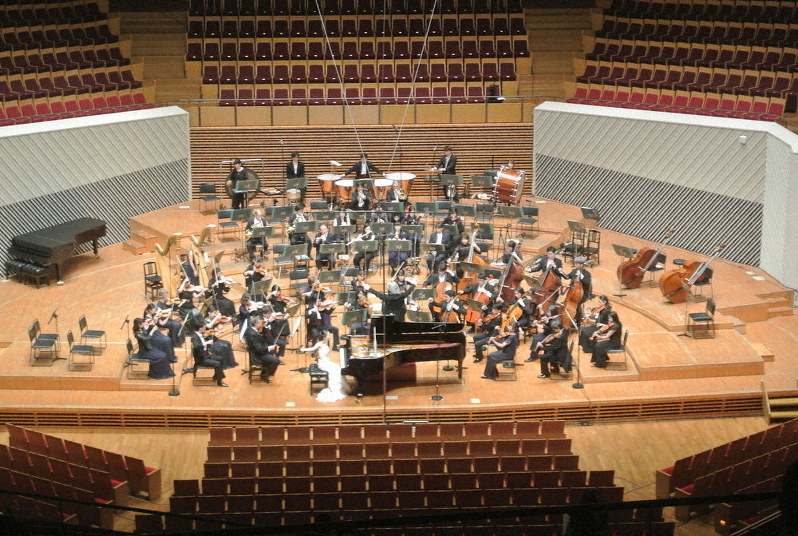 無観客の会場で演奏する東京交響楽団=川崎市幸区のミューザ川崎シンフォニーホールで