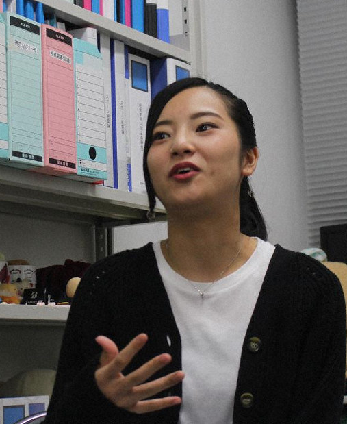 プロスポーツマネジメントを学ぶ魅力を語る川崎さん=宇都宮市の作新学院大で