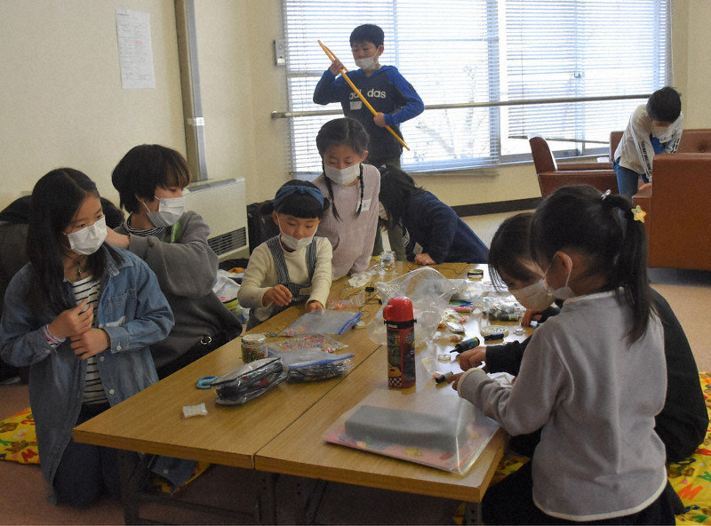 ビーズ遊びなどを楽しむ子どもたち=長野市若里5の長野赤十字病院で