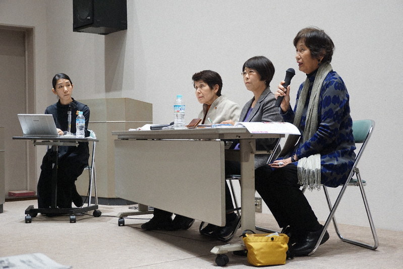 シンポジウムで発言するNPO法人「女性と子ども支援センター ウィメンズネット・こうべ」の正井礼子代表理事(右端)=神戸市中央区で、反橋希美撮影