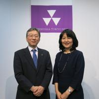 同志社大の次期学長に就任する植木朝子教授(右)と、松岡敬学長=東京都中央区の同大学東京オフィスで2020年3月5日、中根正義撮影