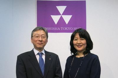 同志社大の次期学長に就任する植木朝子教授（右）と、松岡敬学長＝東京都中央区の同大学東京オフィスで２０２０年３月５日、中根正義撮影
