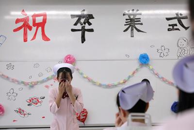 卒業式の日を迎え、教室で同級生にあいさつする際涙ぐむ双葉准看護学院の卒業生＝福島県南相馬市で２０２０年３月９日午後１時８分、和田大典撮影