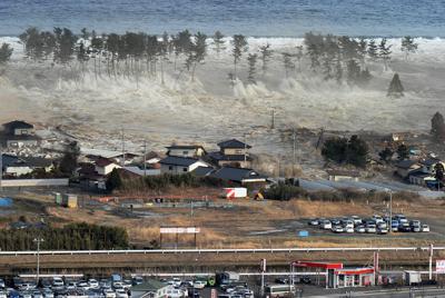 沿岸の防風林を越えて押し寄せ、住宅などを一気にのみ込む大津波＝宮城県名取市で２０１１年３月１１日午後３時５５分、本社ヘリから手塚耕一郎撮影
