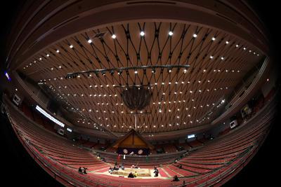 無観客で開催されている大相撲春場所＝エディオンアリーナ大阪で２０２０年３月１０日、久保玲撮影