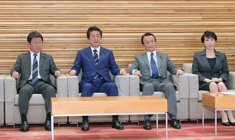 閣議に臨む安倍晋三首相(左から2人目)ら=首相官邸で2020年3月10日、川田雅浩撮影