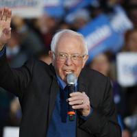 ミシガン大学で行われた集会で演説するサンダース氏＝米中西部ミシガン州アナーバーで8日、AP