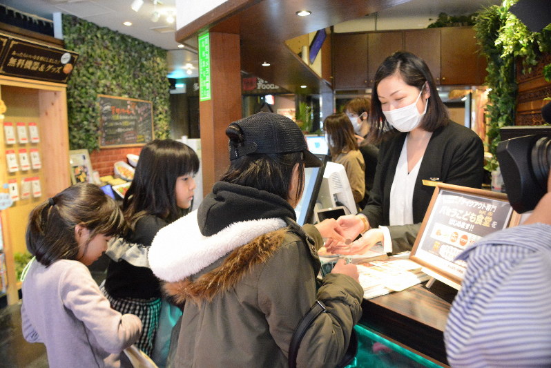 カラオケパセラ池袋本店でカレーライスとサラダのセットを注文し、従業員に100円を手渡す子どもたち=東京都豊島区で2020年3月9日午後0時12分、本橋敦子撮影