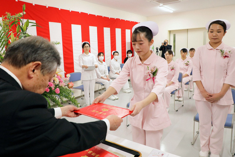 卒業証書を受け取る公立双葉准看護学院の卒業生たち=福島県南相馬市で2020年3月9日、和田大典撮影