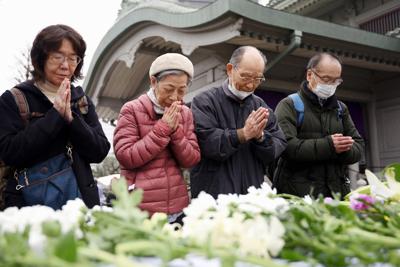 東京大空襲から75年となり、東京都慰霊堂で手を合わせる遺族＝東京都墨田区で2020年3月10日午前10時9分、丸山博撮影