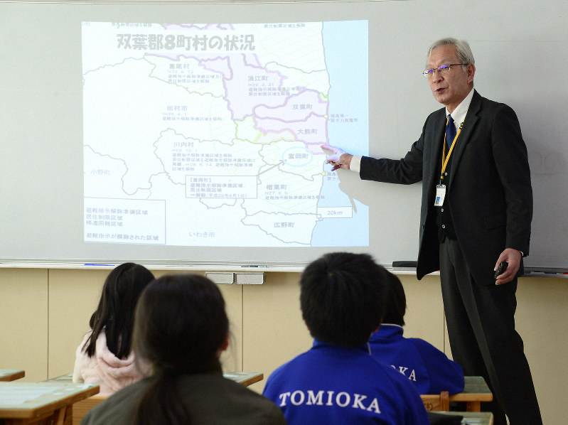 震災特別授業で帰還困難区域内にある自宅の位置を示す富岡一小校長の岩崎秀一さん=福島県富岡町小浜で2020年3月3日、渡部直樹撮影
