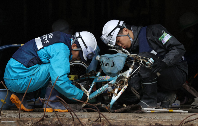 【宮城】同世代の君に思いはせ… 石巻・旧大川小でNPOが遊び道具洗浄 ->画像>1枚