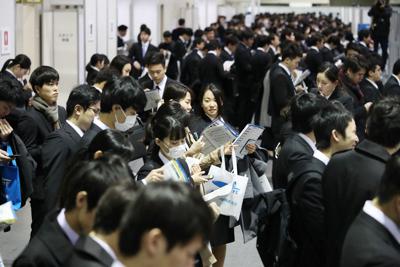 合同企業説明会の開場を待つ大勢の学生ら＝2019年3月1日