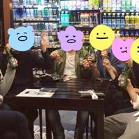 香港のセブンイレブンでビールを楽しむ学生たち。写真を撮ってインスタグラムで共有した