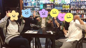 香港のセブンイレブンでビールを楽しむ学生たち。写真を撮ってインスタグラムで共有した