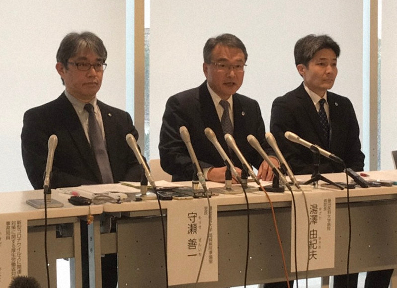 記者会見する藤田医科大病院の湯沢由紀夫院長(中央)ら=愛知県岡崎市で