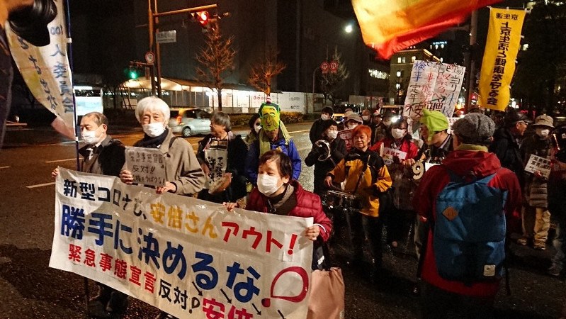 緊急事態宣言を可能にする特措法改正に反対するデモ行進の参加者ら=太田裕之撮影