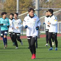 「被災地の希望になりたい」と語る手倉森監督（中央）＝1月