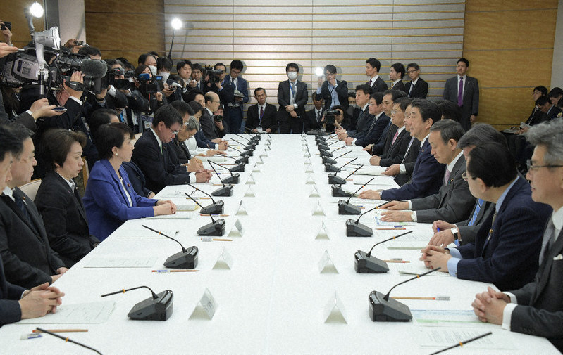 首相官邸での新型コロナウイルス感染症対策本部会合=5日、川田雅浩撮影